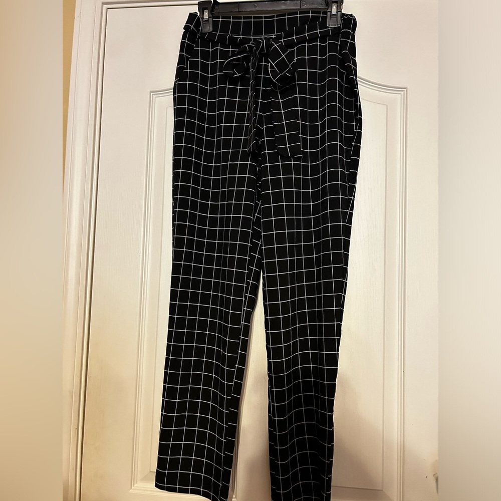 Windowpane patter tie waist pants.